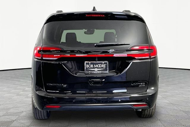 New 2027 Diamond Black Crystal Pearl-Coat Exterior Paint Chrysler Limited image 5