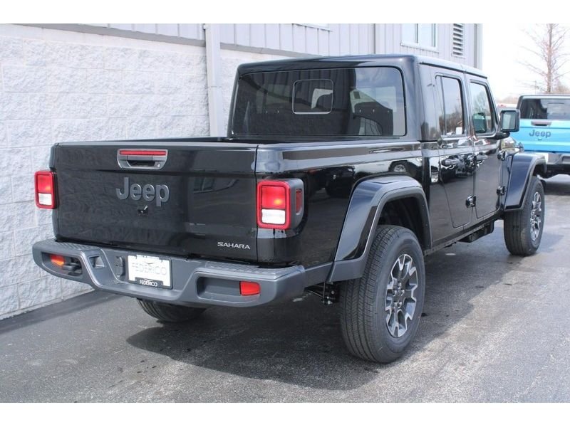 New 2026 Black Clear-Coat Exterior Paint Jeep Sahara 4x4 image 3