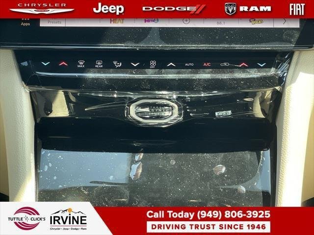 New 2026 Diamond Black Crystal Pearl-Coat Exterior Paint Jeep Limited image 13