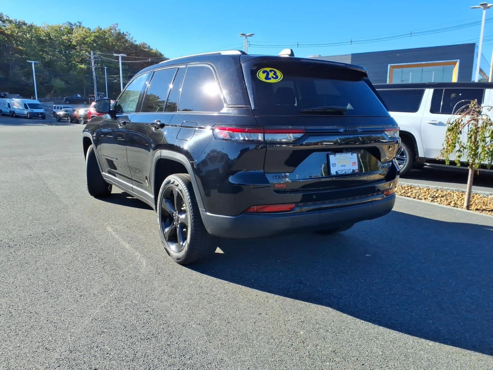 Used 2023 Diamond Black Crystal Pearlcoat Jeep Limited image 11