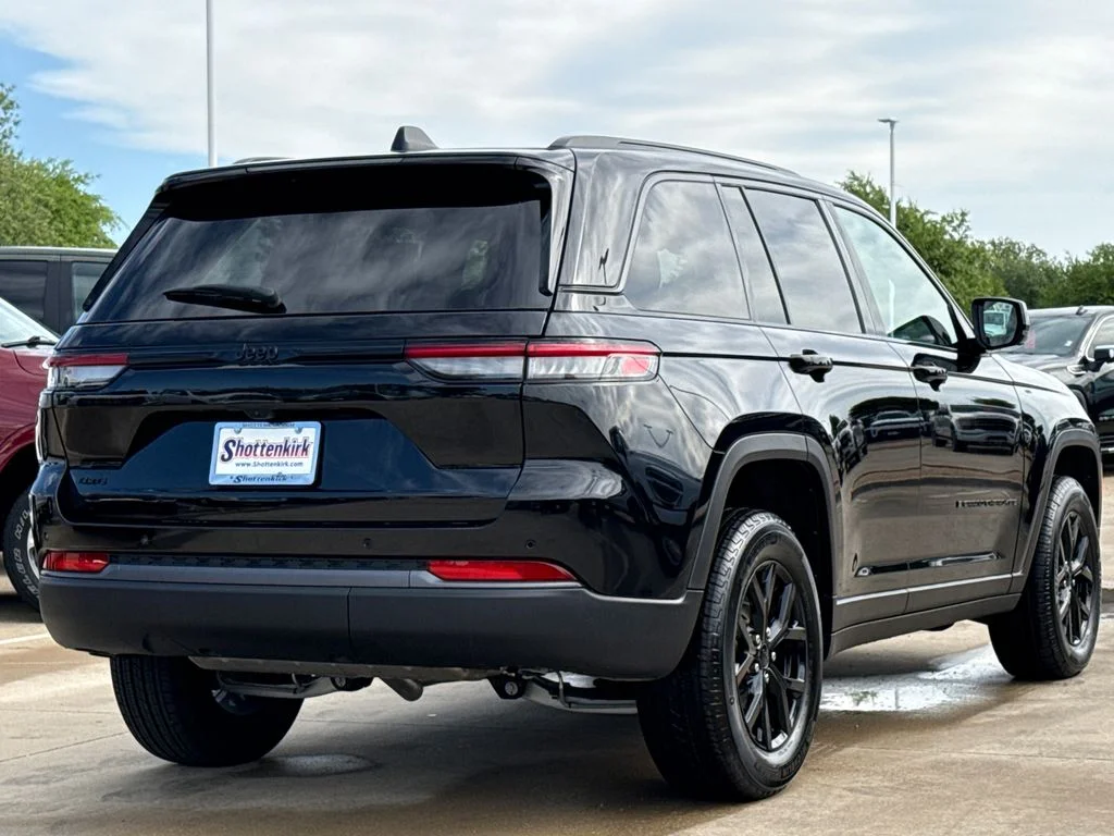 New 2026 Diamond Black Crystal Pearl-Coat Exterior Paint Jeep Altitude image 8