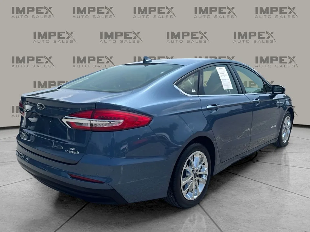 Used 2019 Blue Ford SE image 3