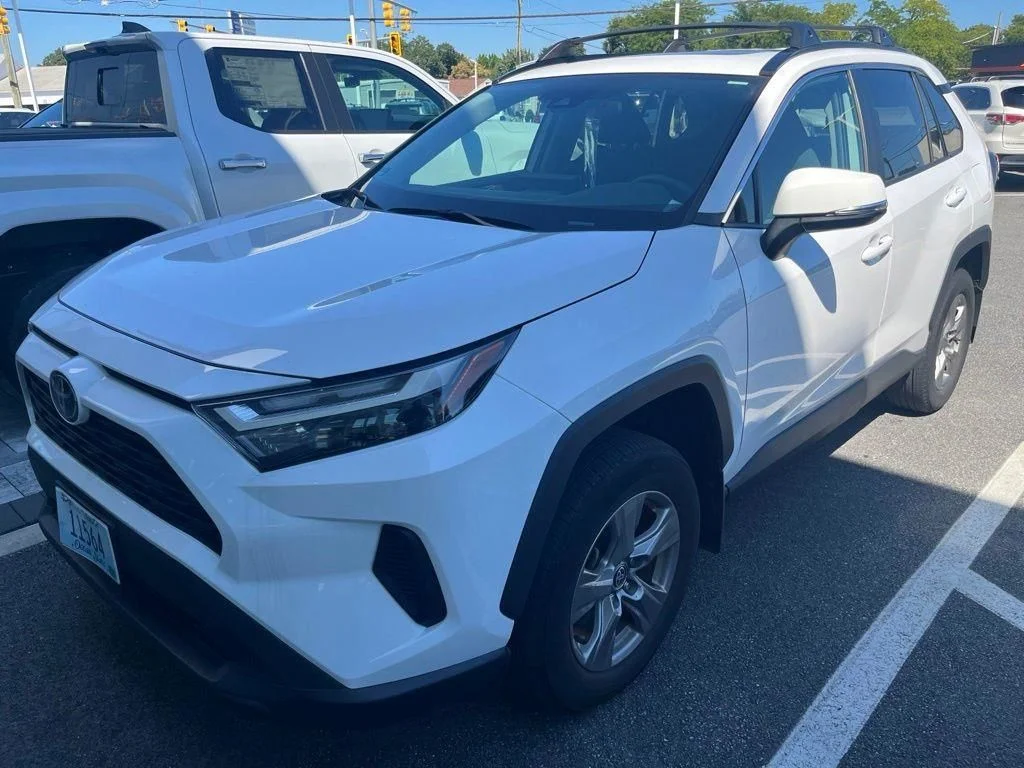 Used 2023 White Toyota XLE image 3