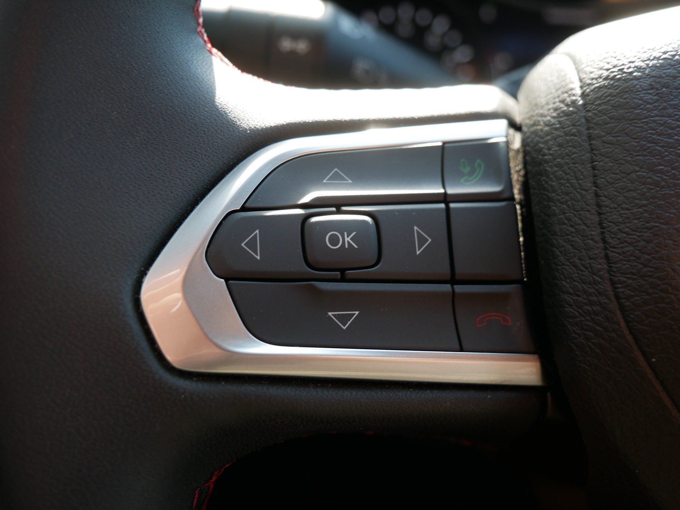 Used 2025 Bright White Clearcoat Jeep Trailhawk image 27