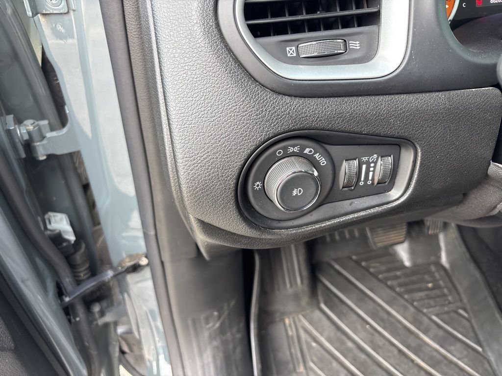 Certified Used 2018 Gray Jeep Latitude image 24