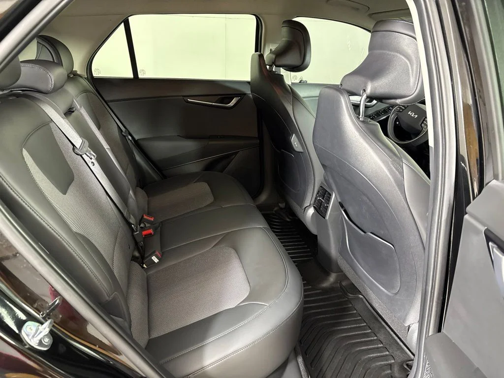 Used 2025 Black Kia Wind image 25