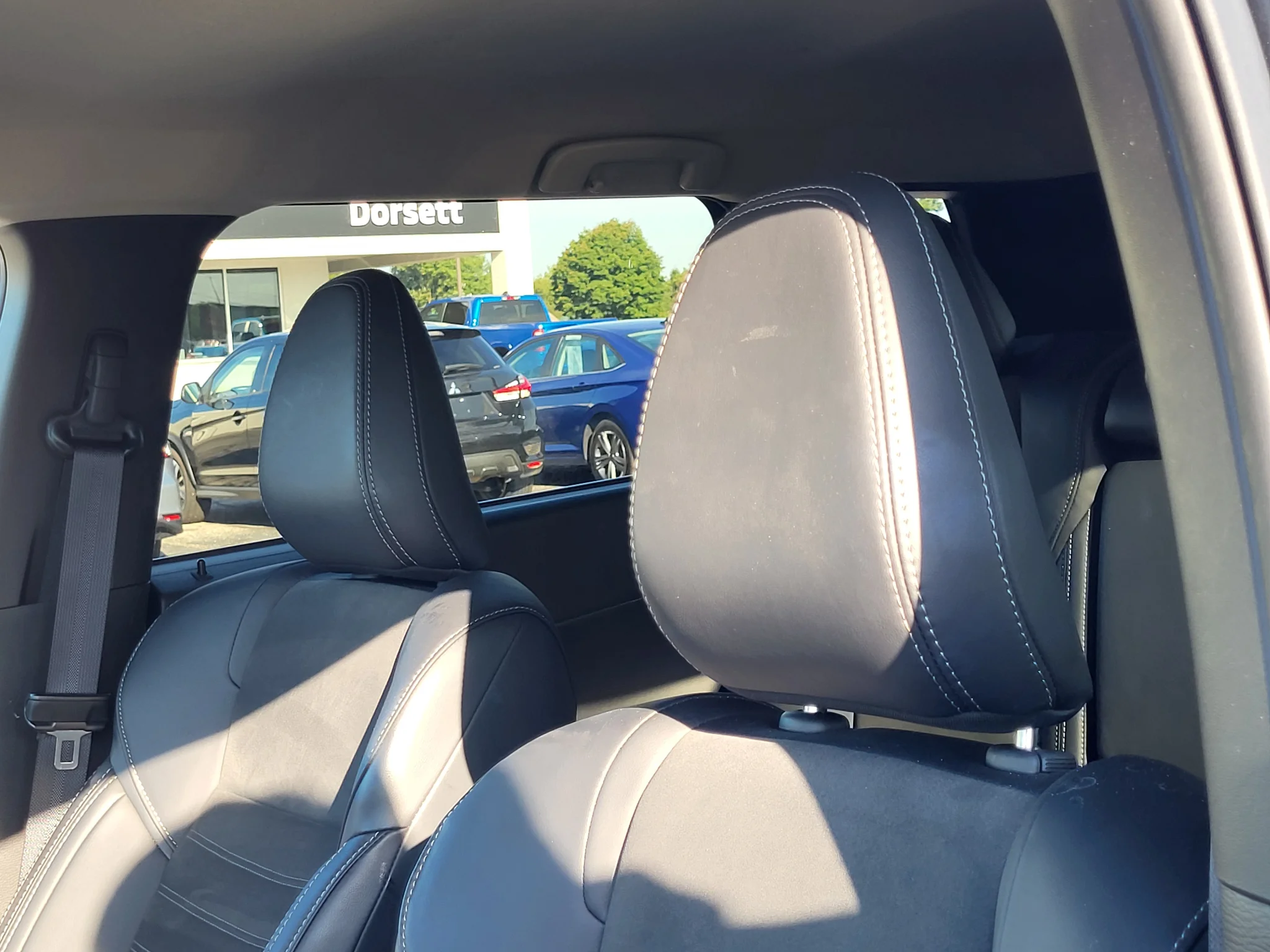 Used 2025 Cosmic Blue Metallic Mitsubishi SE image 21
