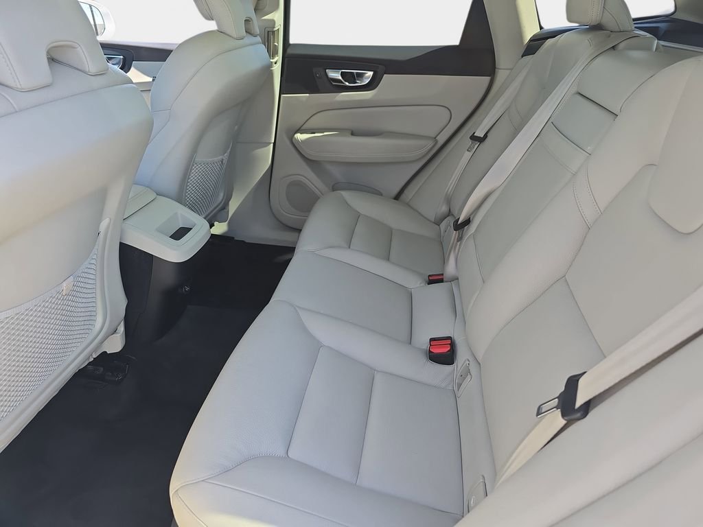 Used 2020 White Volvo T5 Momentum image 17