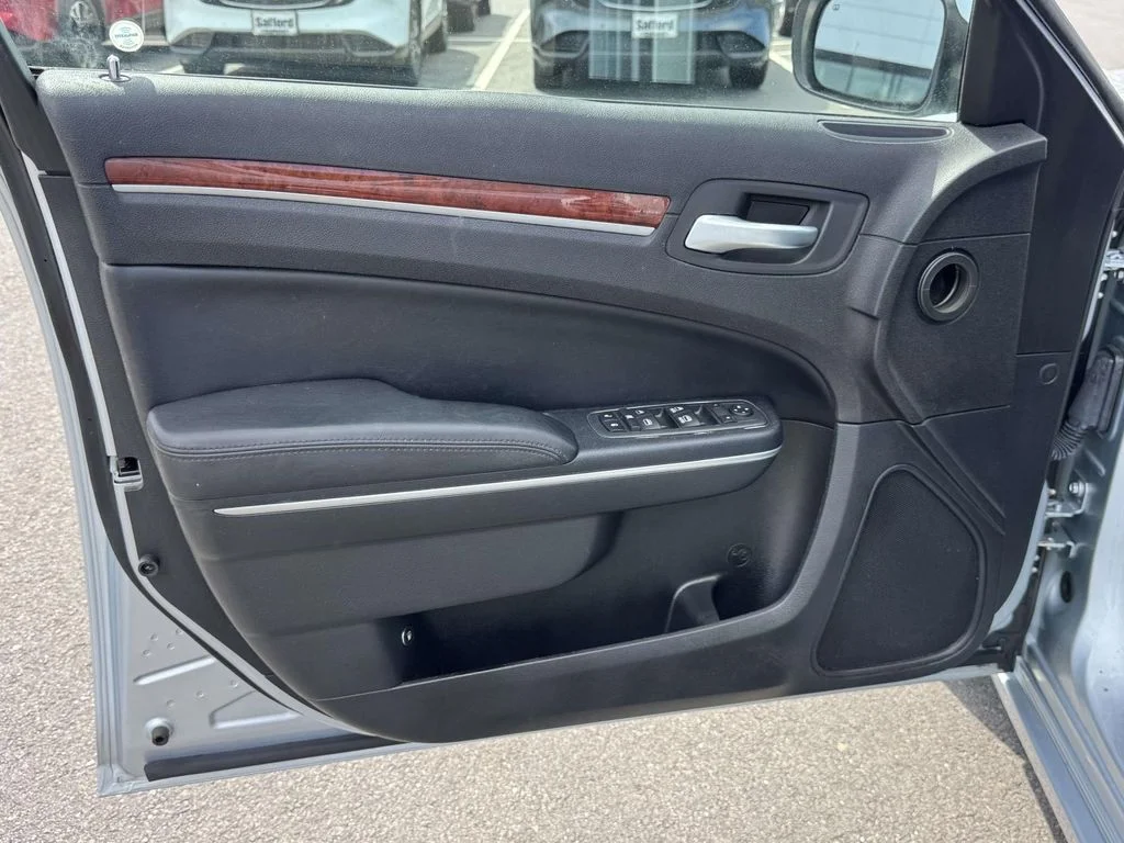 2013 Chrysler 300 Base - Photo 26