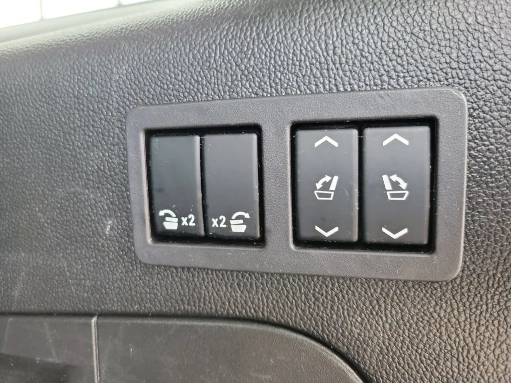 Used 2018 SILVER ICE METALLIC Chevrolet Premier image 8
