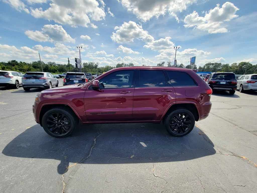 Used 2018 Red Jeep Altitude 4x4 image 3