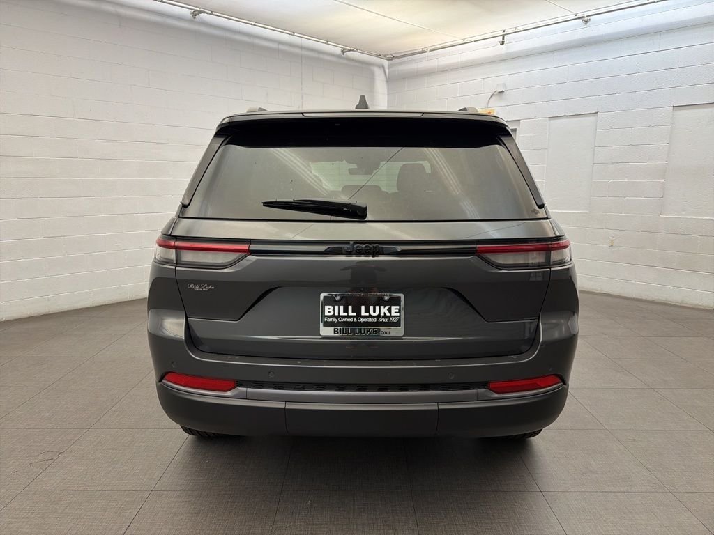 New 2026 Baltic Gray Metallic Clear-Coat Exterior Paint Jeep Altitude image 4