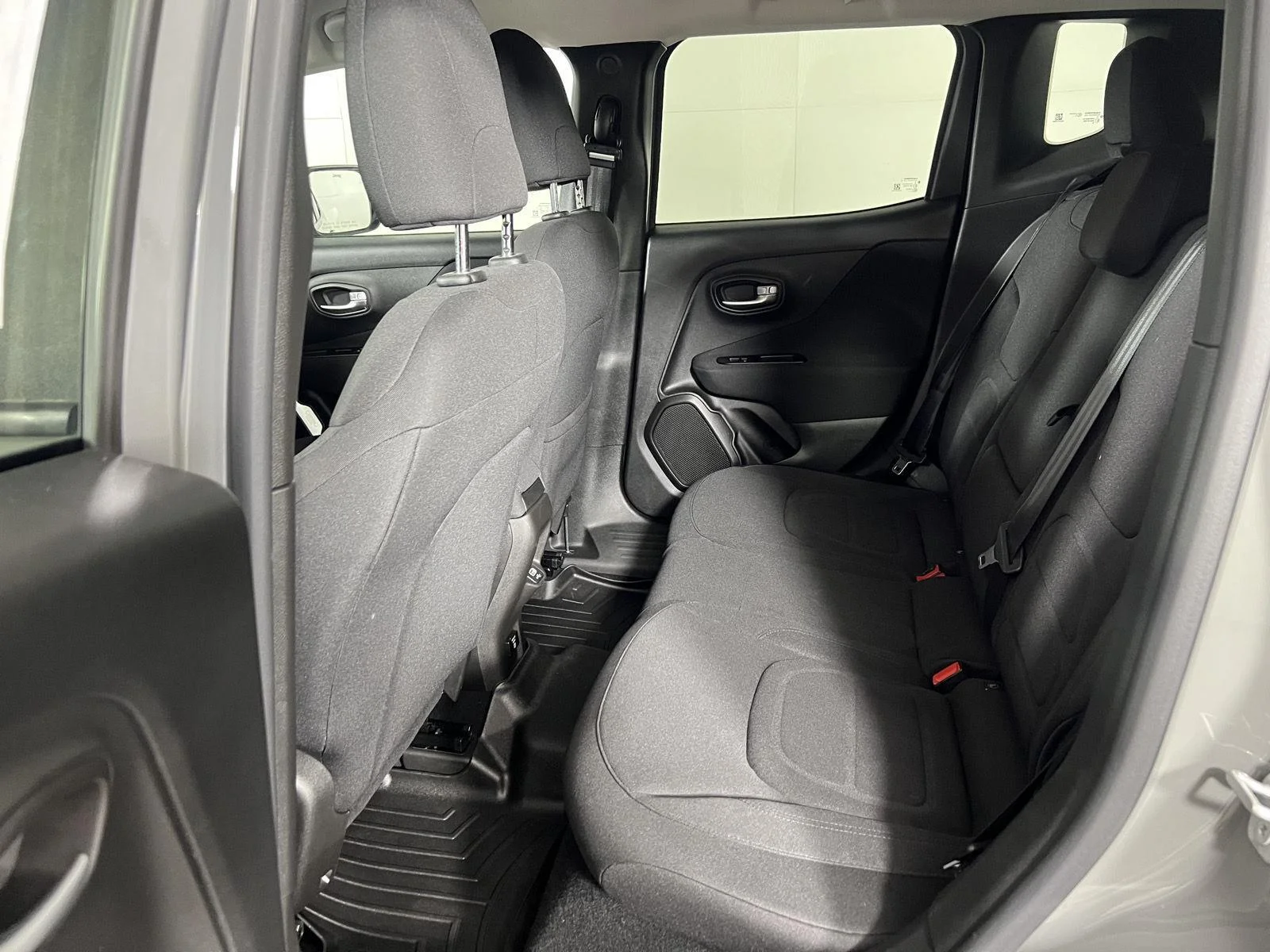 Used 2021  Jeep Latitude image 8