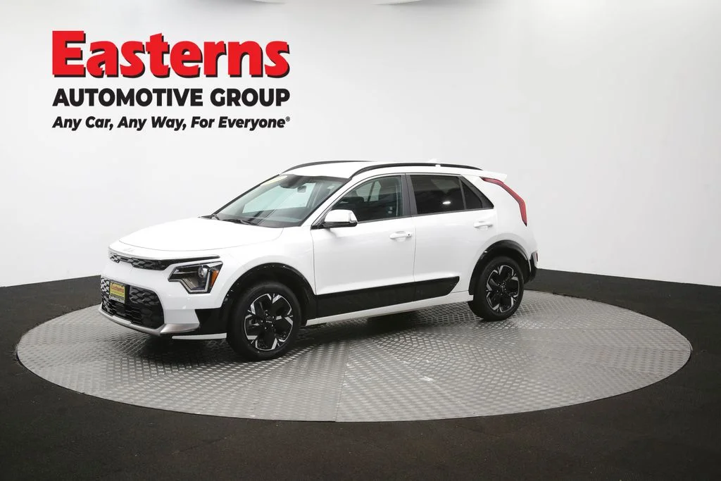 Used 2024 White Kia Wind image 55