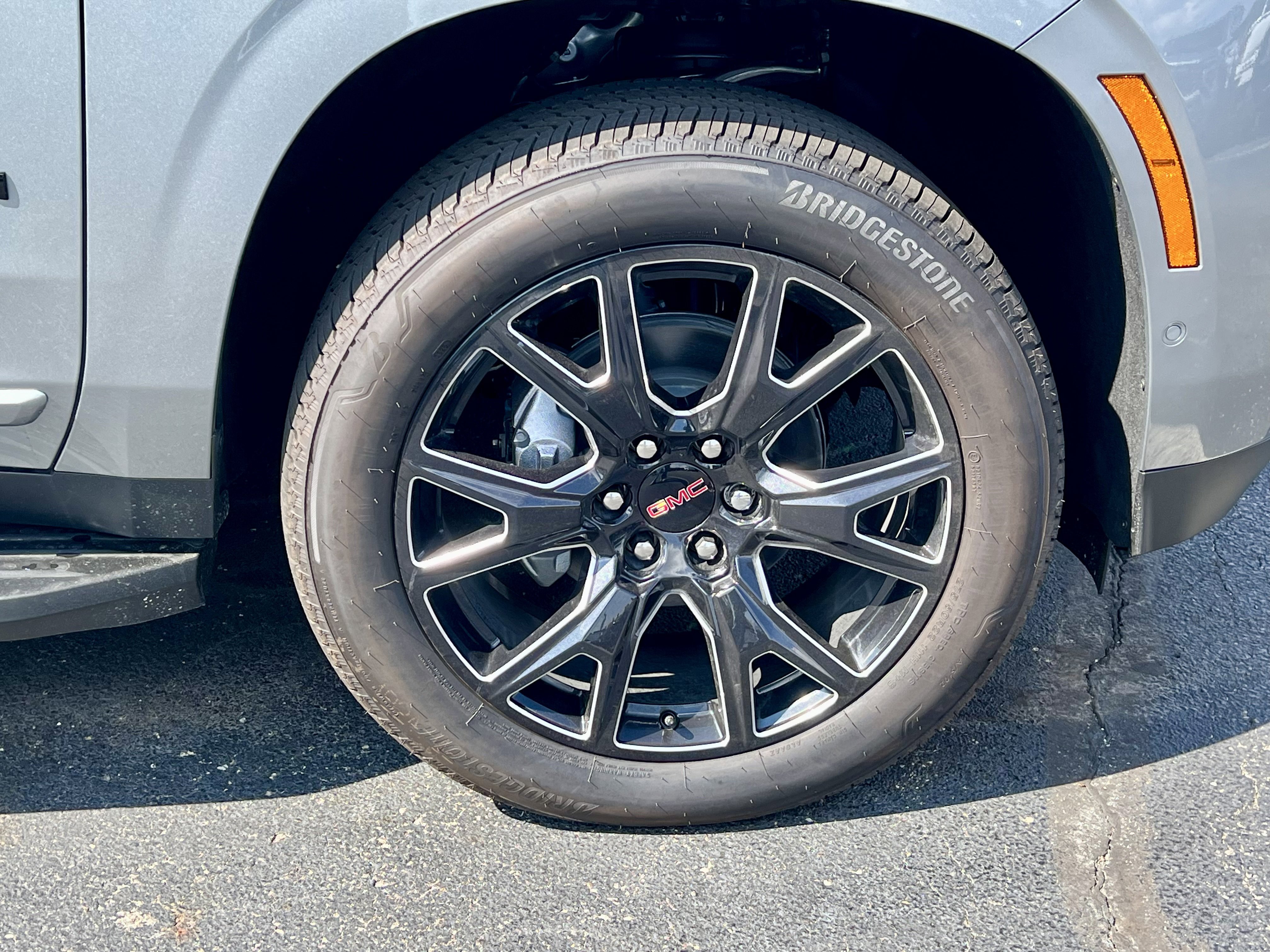 2025 GMC Yukon XL Denali - Photo 37