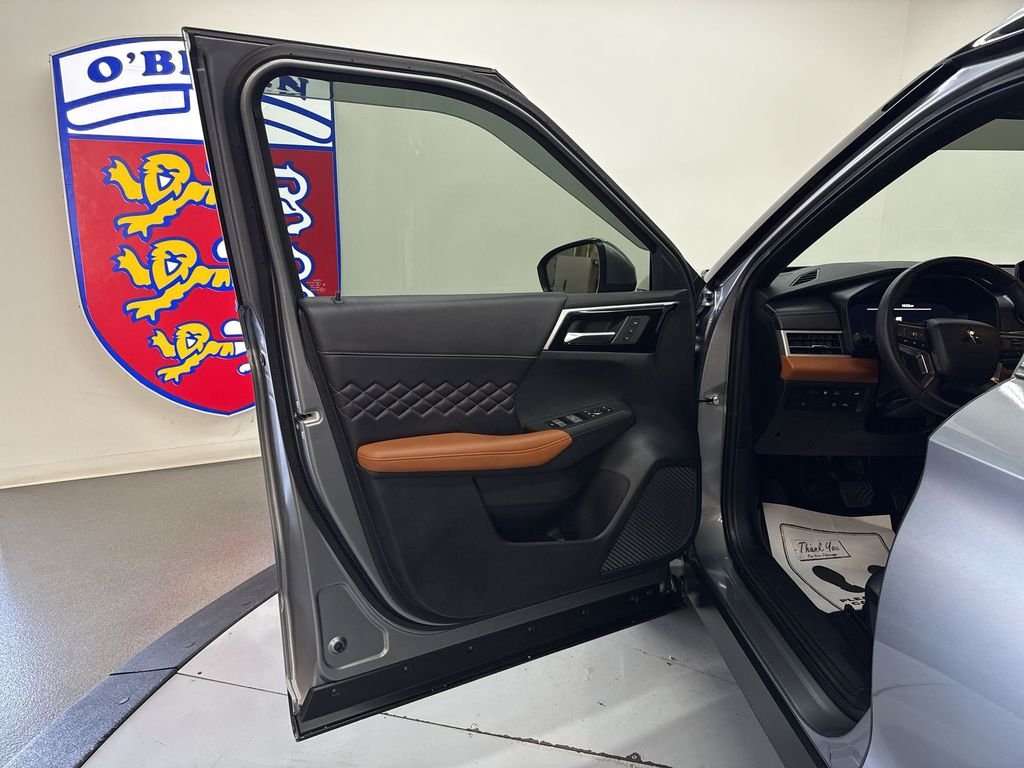 Used 2024  Mitsubishi SEL image 14