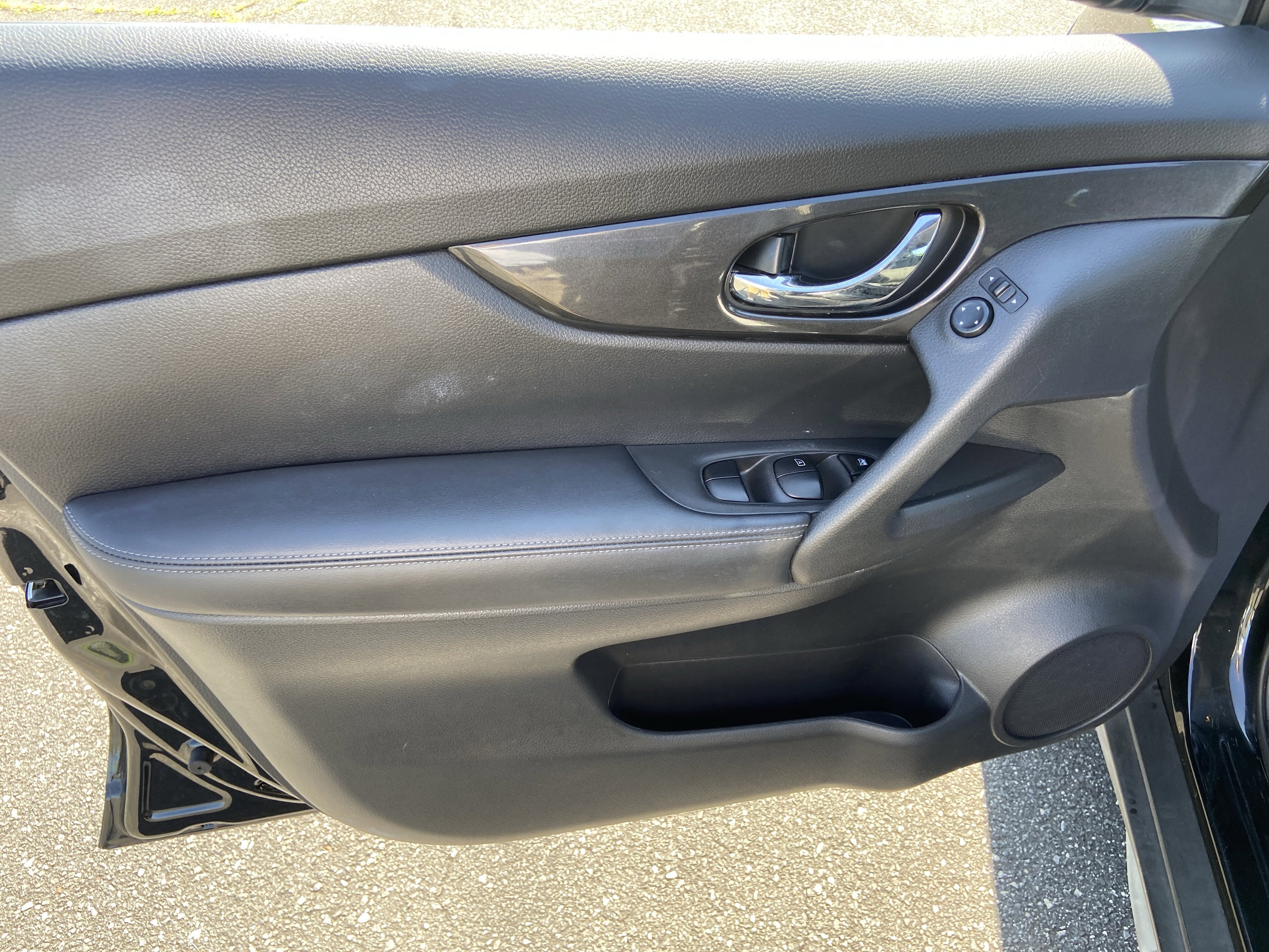 Used 2018 Magnetic Black Nissan S image 9