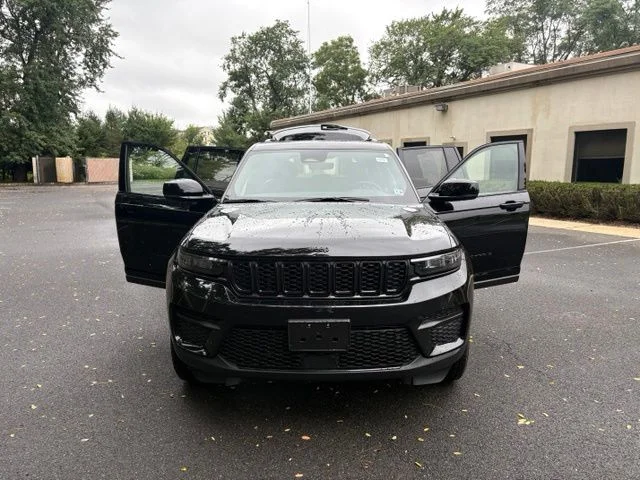 Used 2025 Diamond Black Jeep Altitude X image 23