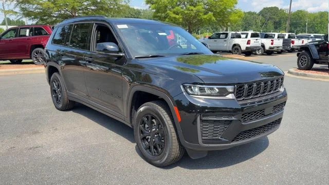New 2026 Diamond Black Crystal Pearl-Coat Exterior Paint Jeep Laredo Altitude image 2