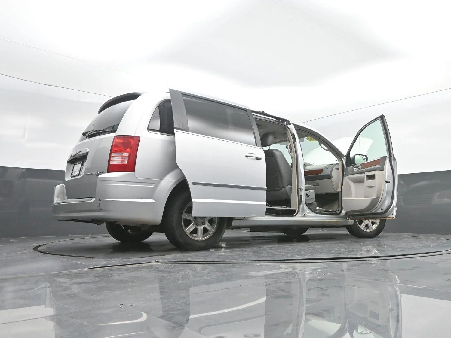 Used 2009 Bright Silver Metallic Chrysler Touring image 47