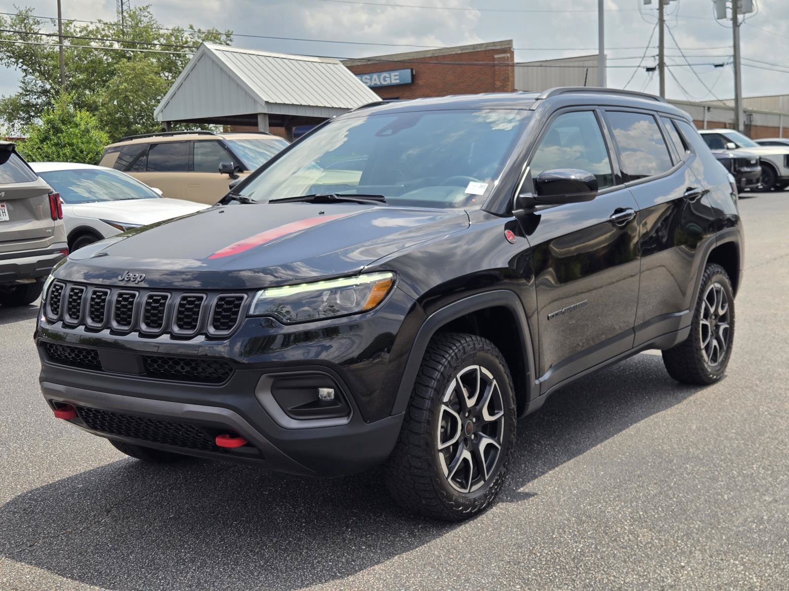 Used 2025 Diamond Black Crystal Pearlcoat Jeep Trailhawk image 1