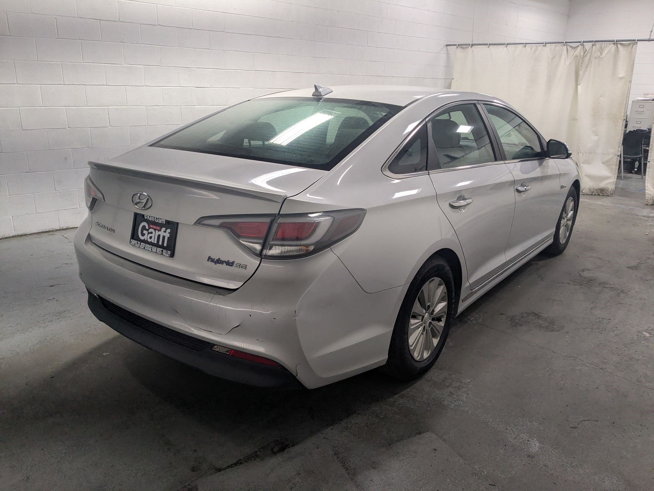 Used 2016 Starlight Silver Hyundai SE image 4