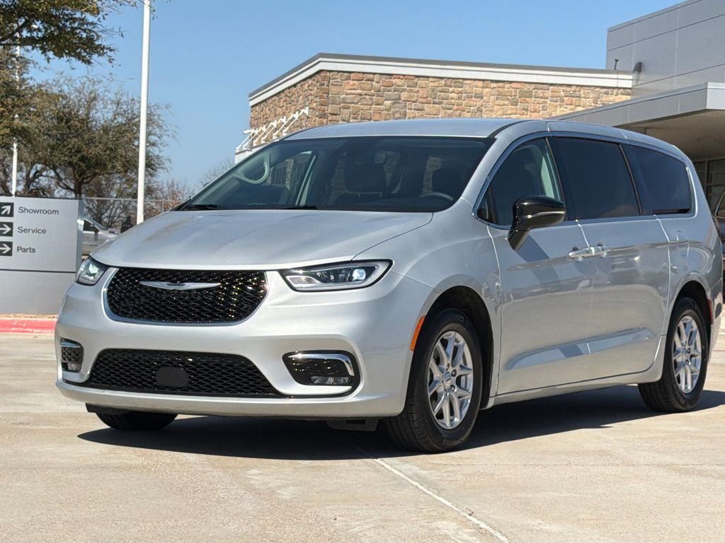 Used 2024 Silver Chrysler Touring L image 3