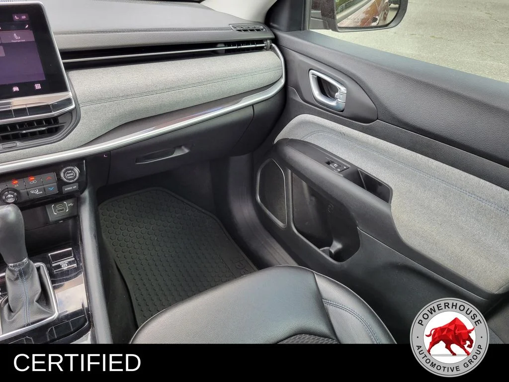 Used 2022 Red Jeep Latitude image 22