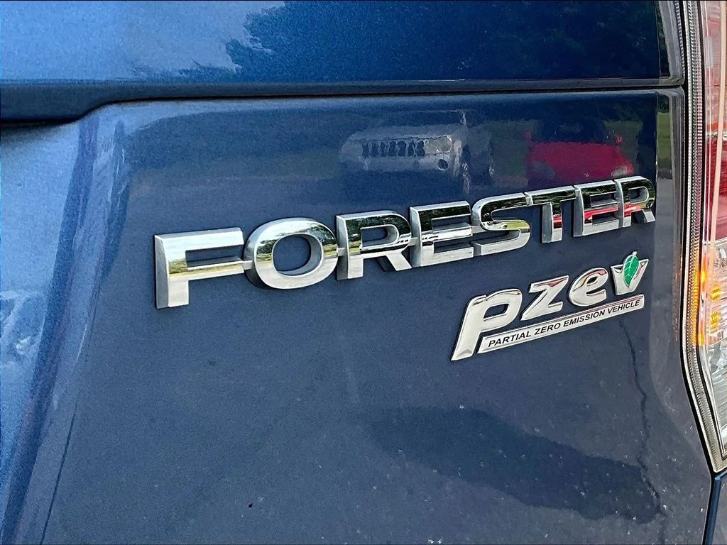 Used 2017 Quartz Blue Subaru 2.5i Premium image 25
