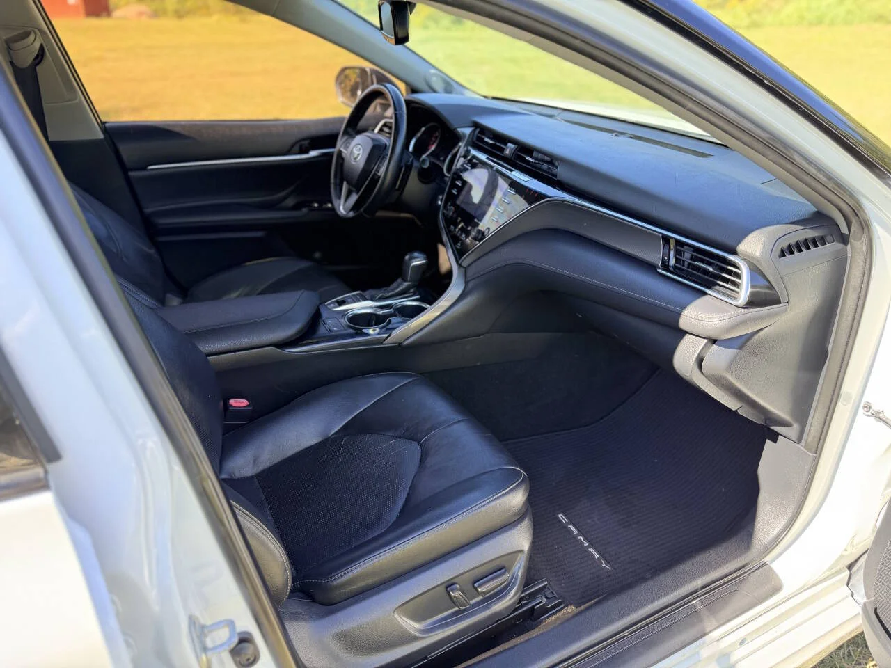 Used 2018 White Toyota XSE V6 4dr Sedan image 17