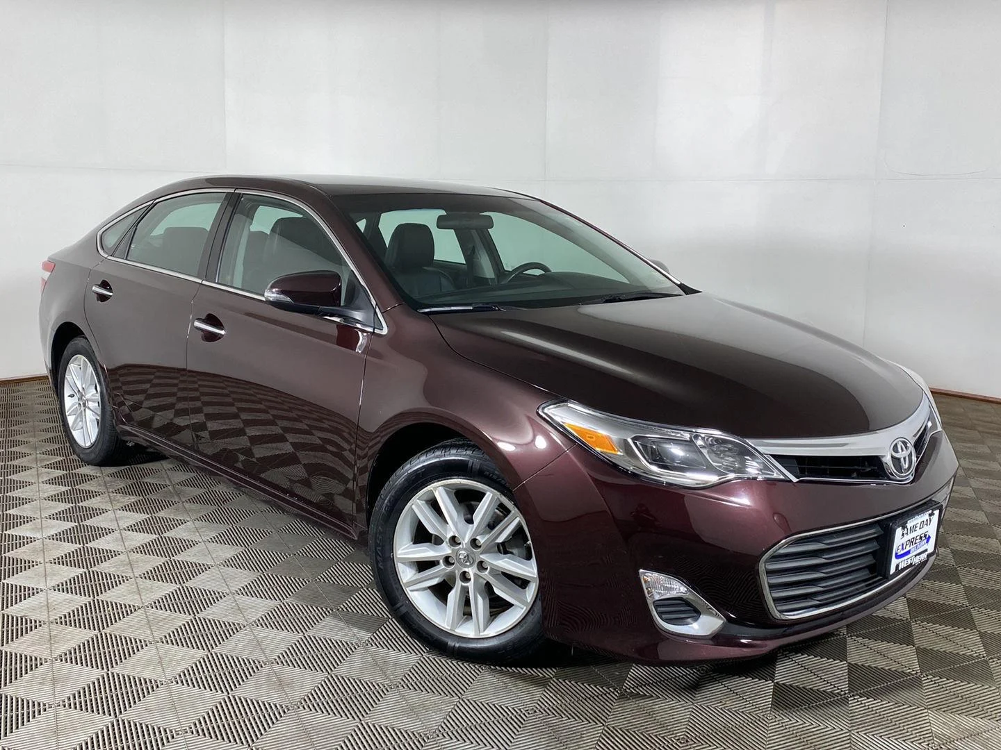 Used 2015 Sizzling Crimson Mica Toyota XLE image 25