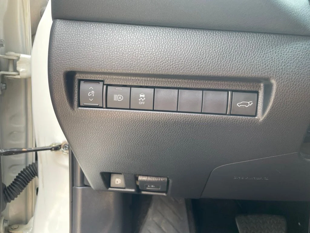 Used 2021 White Toyota LE image 12