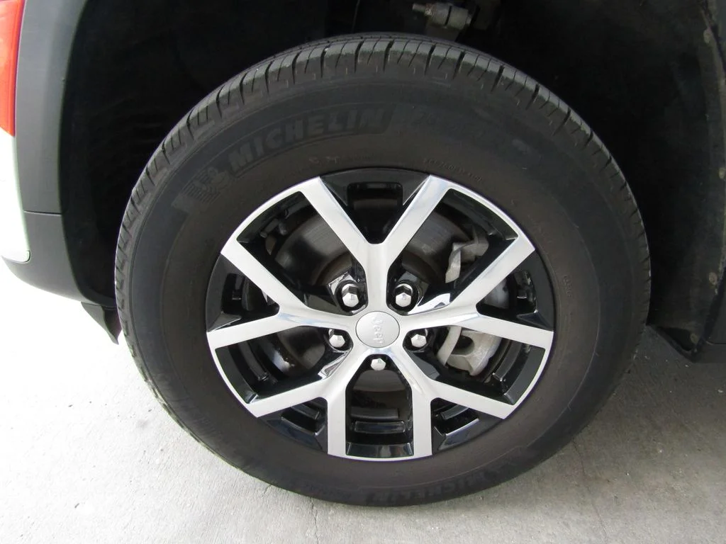Used 2024 Bright White Clearcoat Jeep Limited image 33