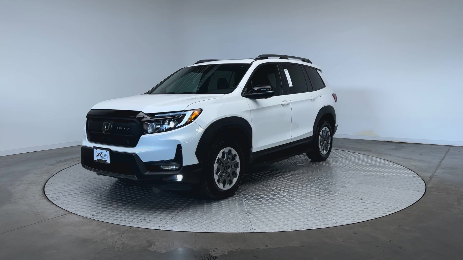 Used 2025 Platinum White Pearl Honda TrailSport image 4