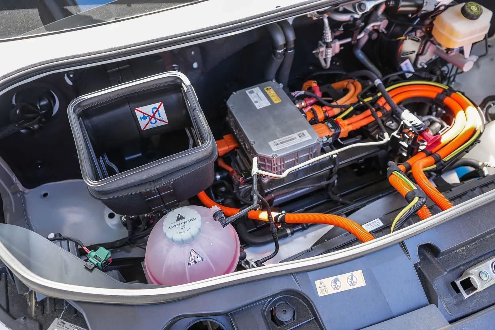 New 2025 Arctic+White Mercedes-Benz Cargo 170WB High Roof 113kW Battery RWD HO Motor image 34