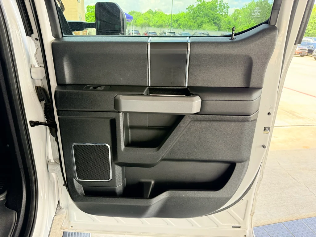 Used 2018 White Platinum Metallic Tri-Coat Ford Platinum image 14