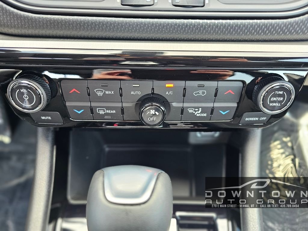 New 2026 Bright White Clear-Coat Exterior Paint Jeep Trailhawk image 15