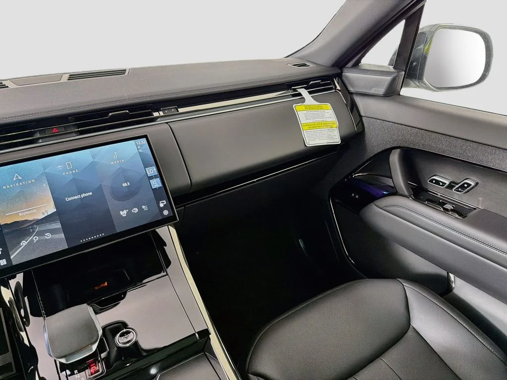 New 2026 Fuji White Land Rover Dynamic SE image 25