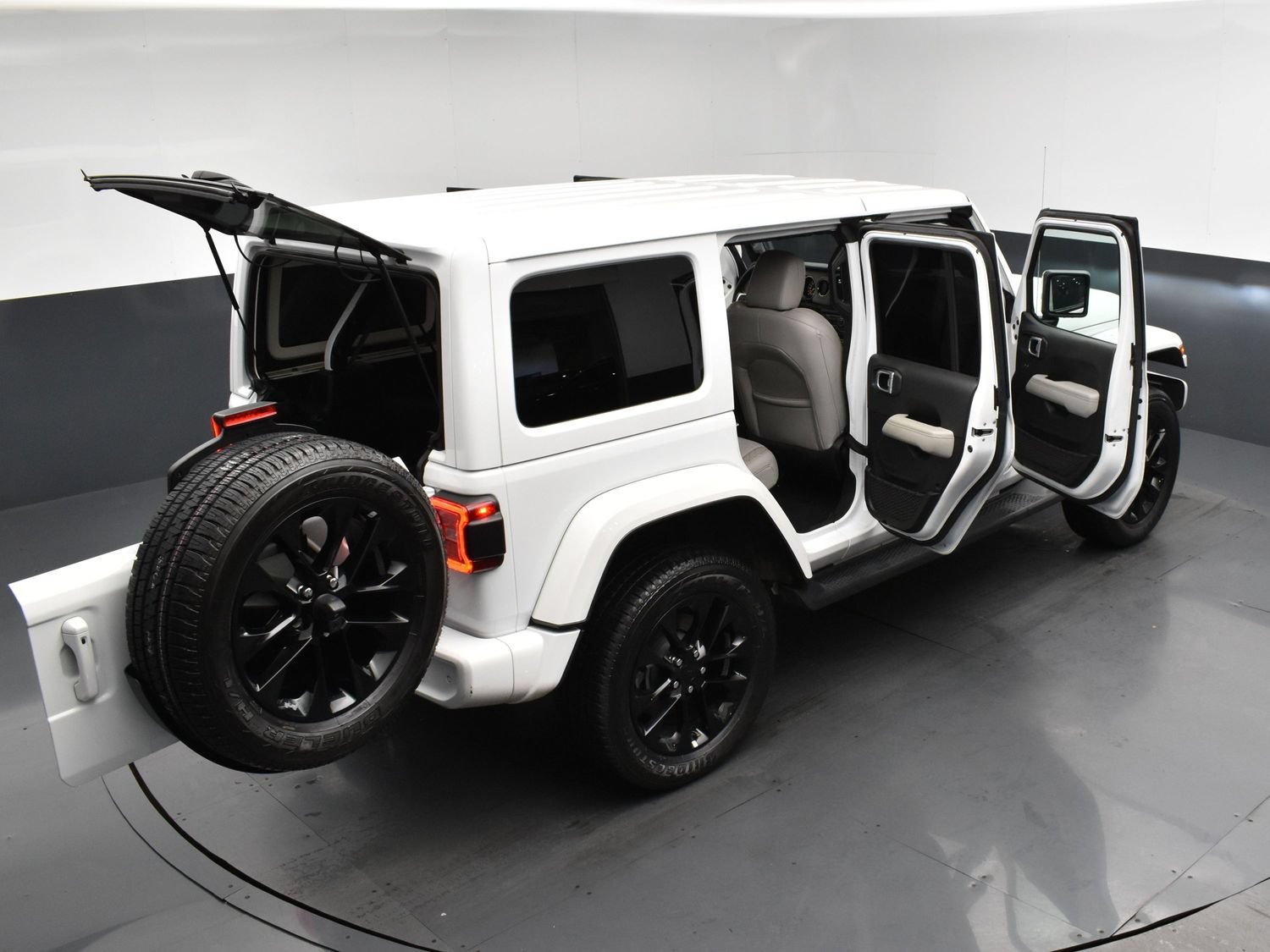 Used 2022 Bright White Clearcoat Jeep Unlimited High Altitude image 28