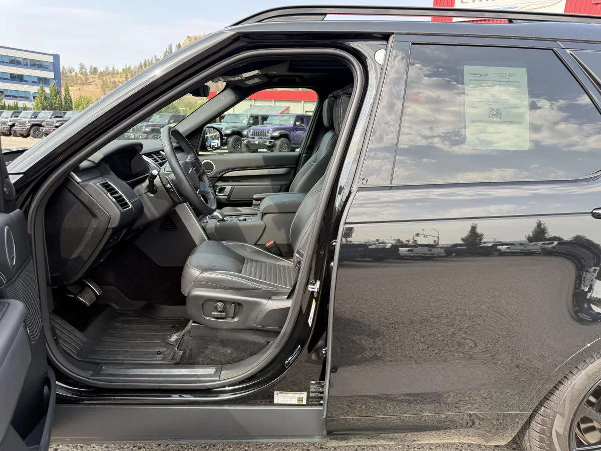 Used 2024 Black Land Rover Dynamic Se image 14