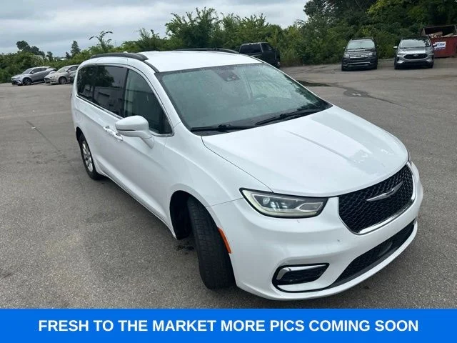 Used 2022 Bright White Clearcoat Chrysler Touring L image 5