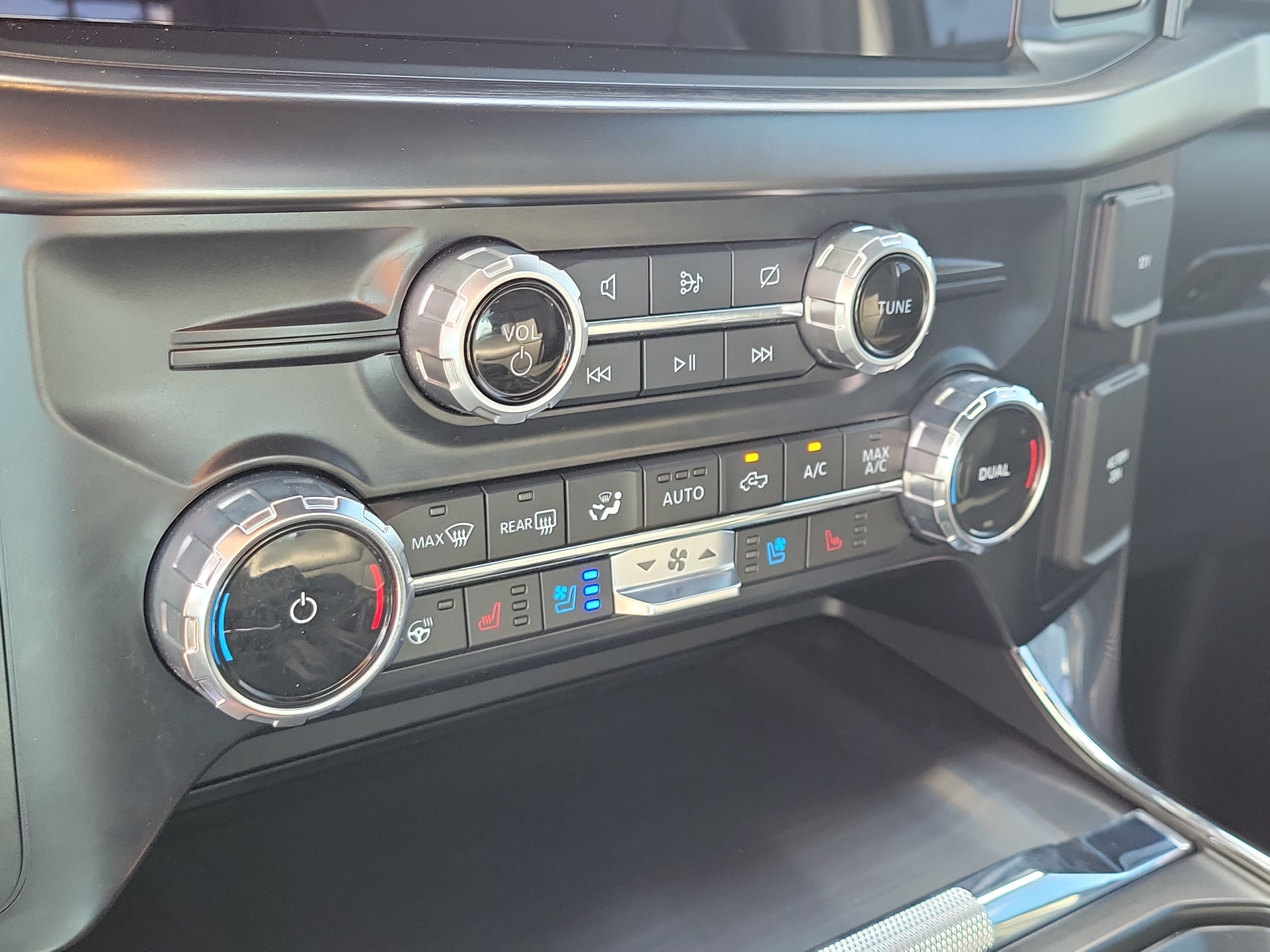 Used 2023 White Metallic Ford LARIAT image 27