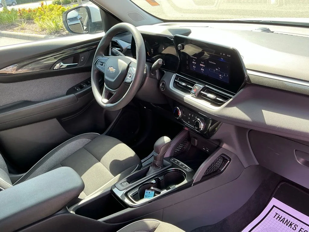 Used 2025 White Chevrolet LT image 14