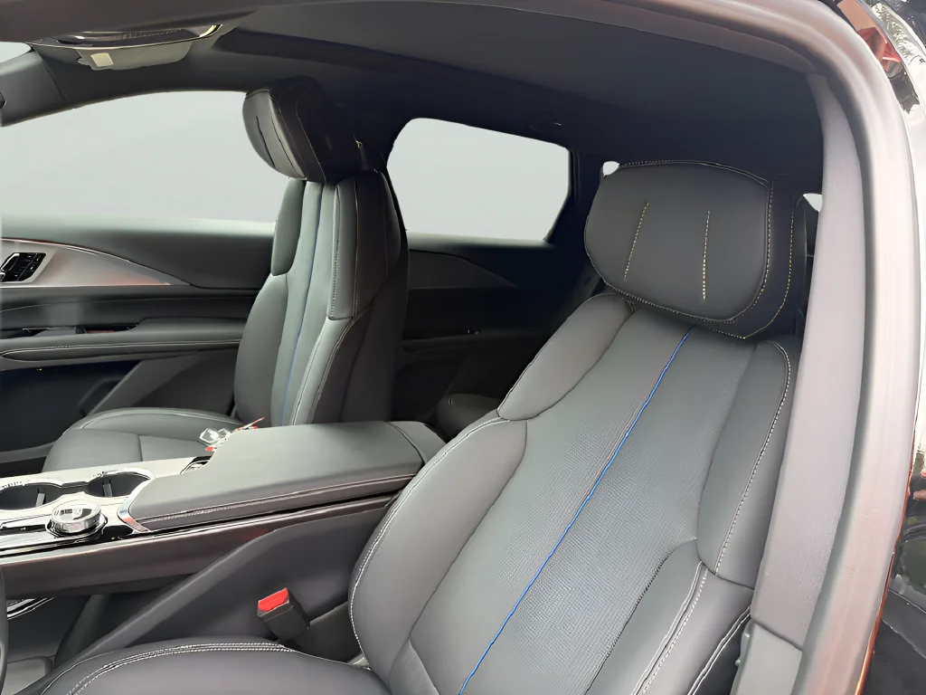 2027 Cadillac LYRIQ Luxury - Photo 18