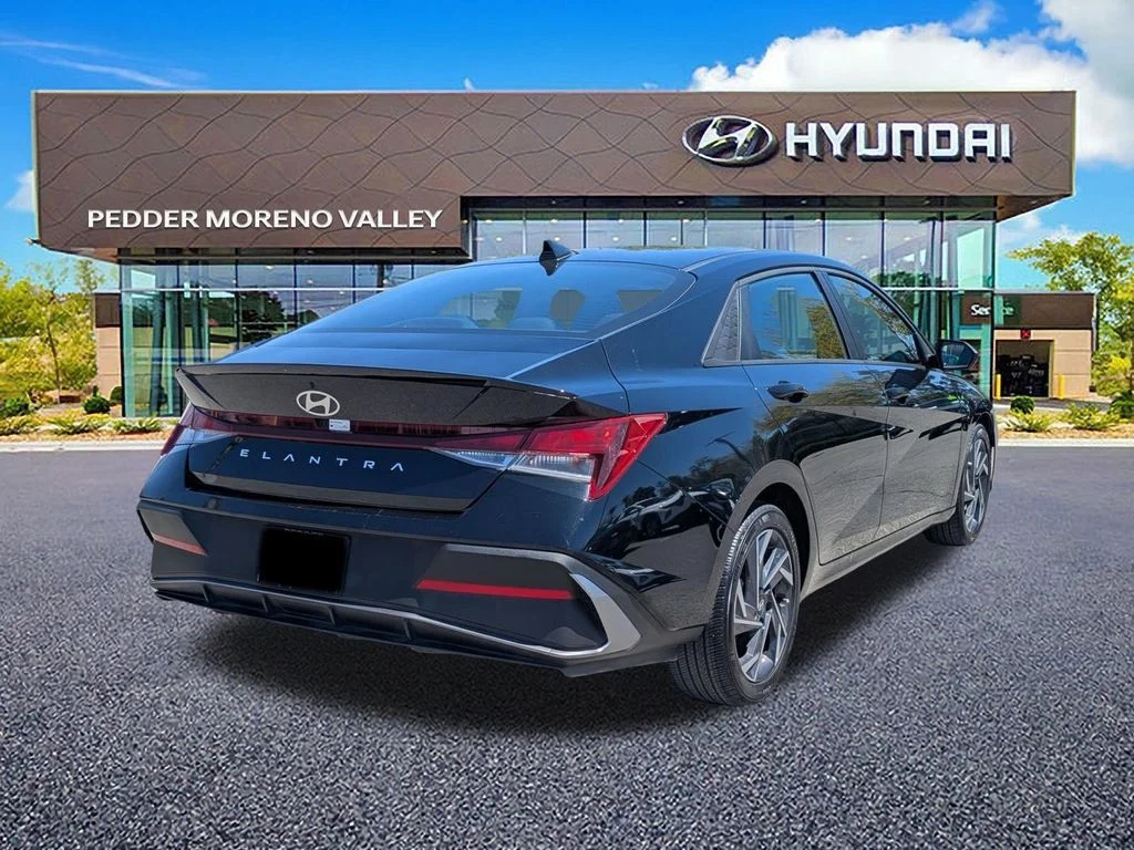 Used 2025 Black Hyundai SEL Sport image 3