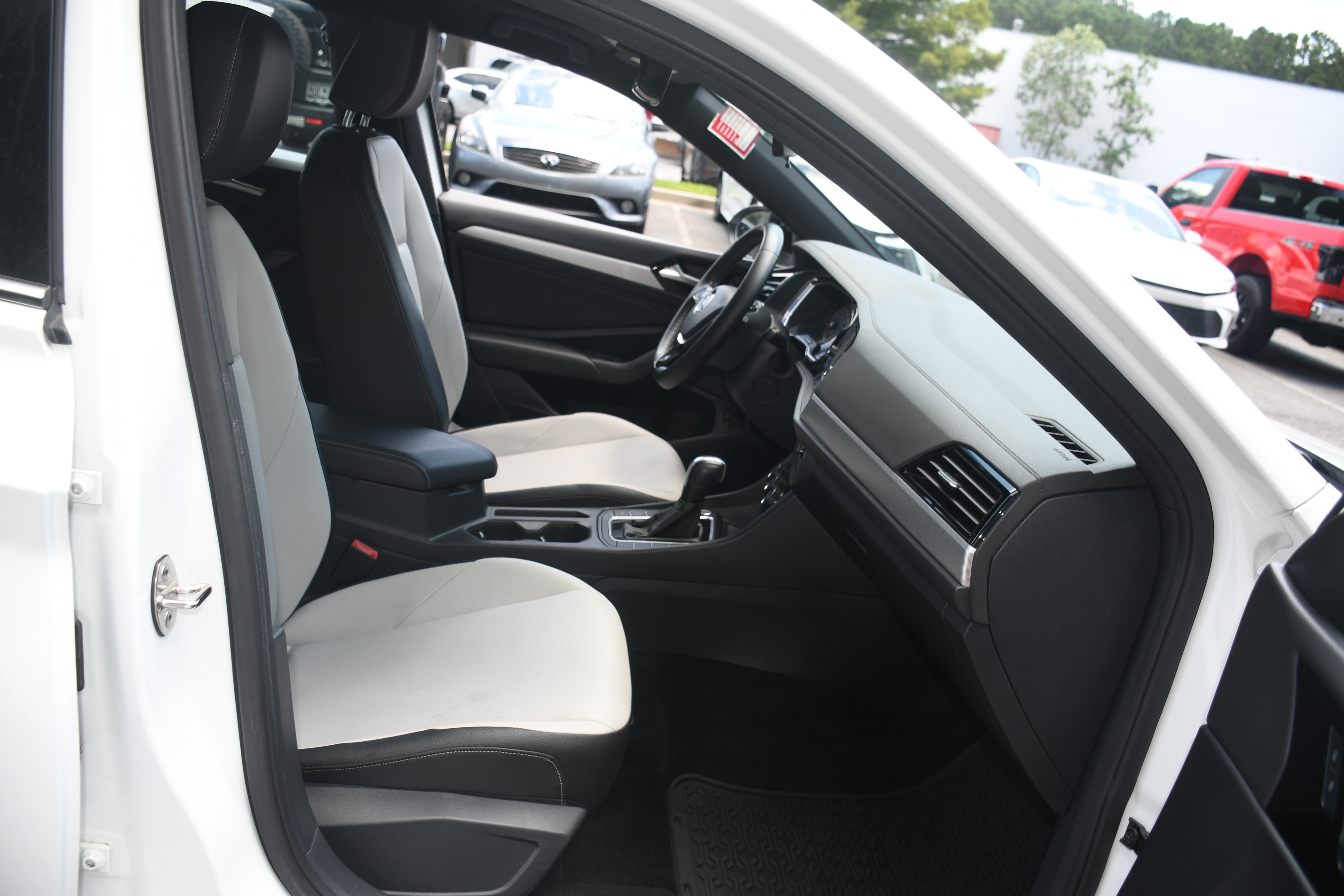 Used 2021  Volkswagen R-Line image 21