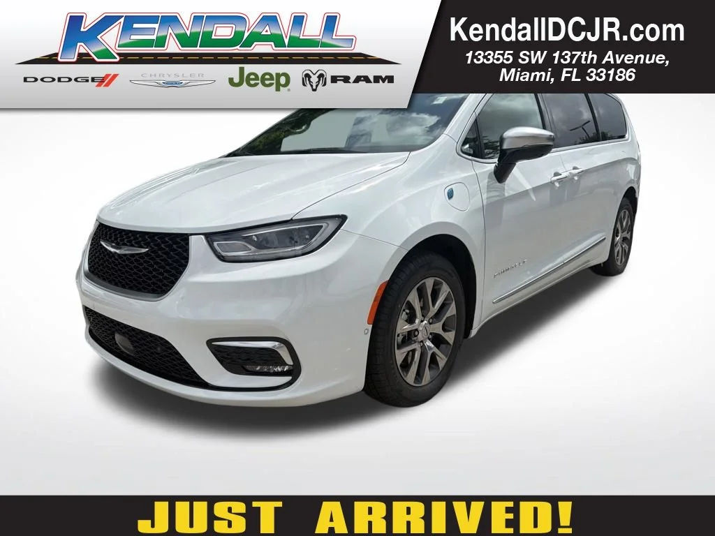 2023 Chrysler Pacifica Hybrid Pinnacle Hybrid's photo