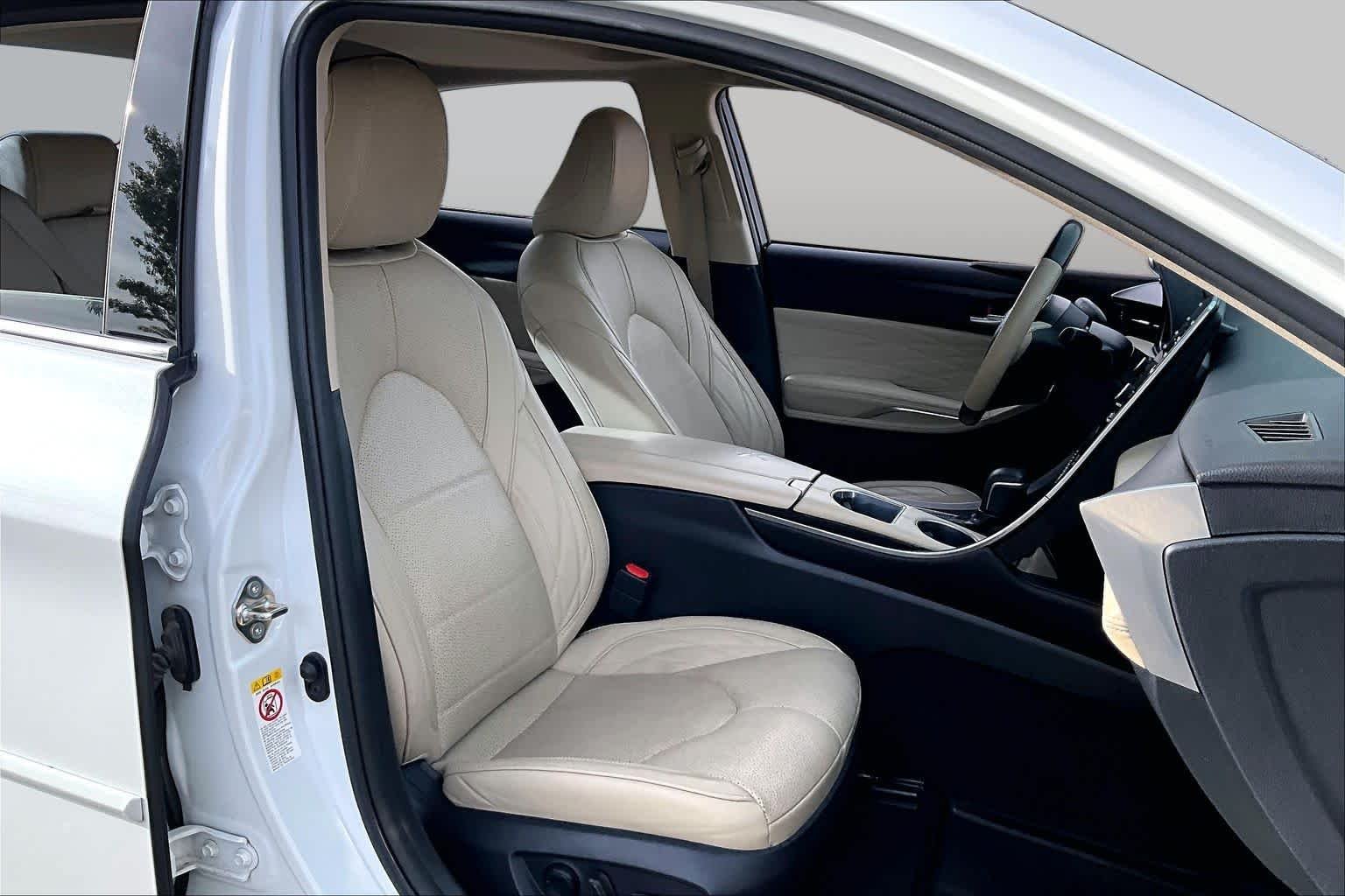Used 2019 Wind Chill Pearl Toyota Limited image 7