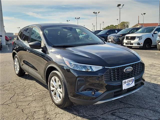 Used 2025 Agate Black Metallic Ford Active Front-Wheel Drive image 6