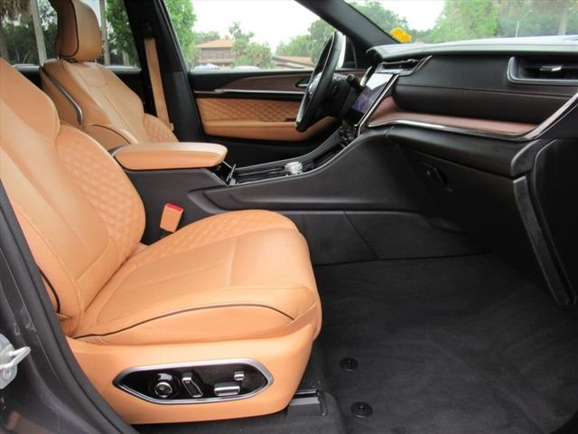Used 2023 Gray Jeep Summit image 10